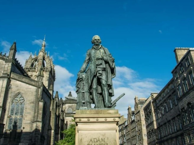 Adam Smith, dal libero scambio ai danni dei monopoli: gli insegnamenti del padre dell’economia che abbiamo dimenticato