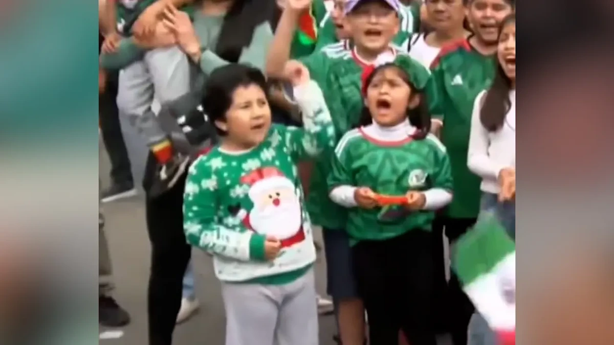 Weihnachtspulli statt Trikot: Mexikanischer Junge wird zum WM-Star