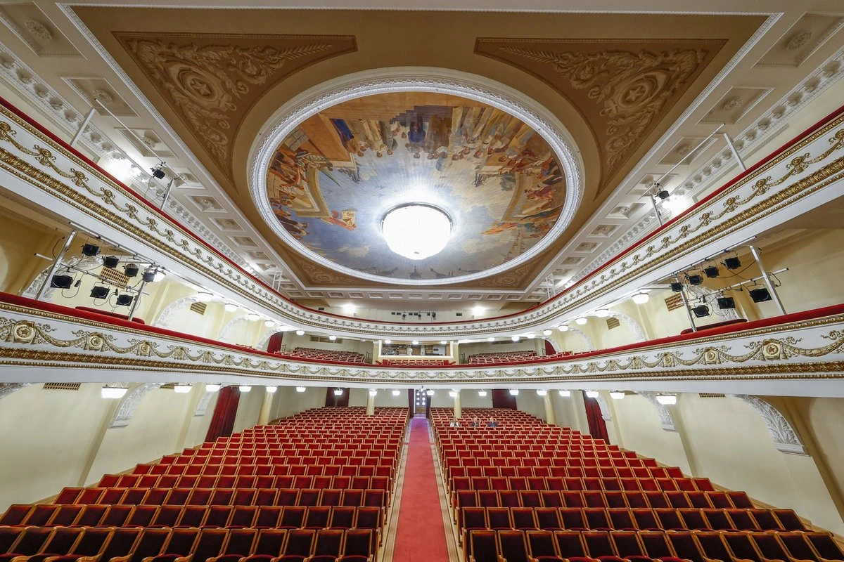В бывшем Центре русской культуры убирают советскую символику: роспись спрячут под натяжным потолком, герб снимут, а звезды закроют