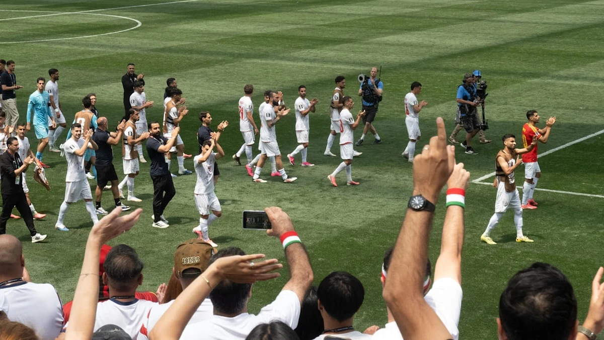 Emotionale Szenen nach Abpfiff: Irans Nationalteam feiert mit Mullah-Gegnern!