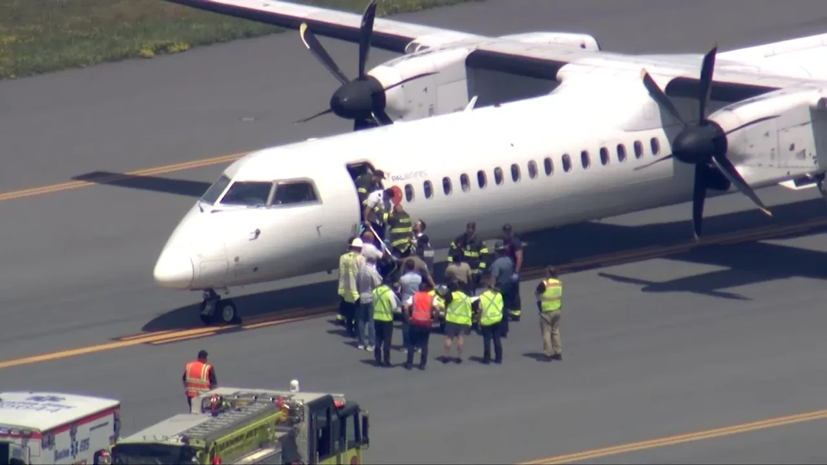 Medizinischer Notfall an Bord eines Flugzeugs! Passagiere fixieren Piloten