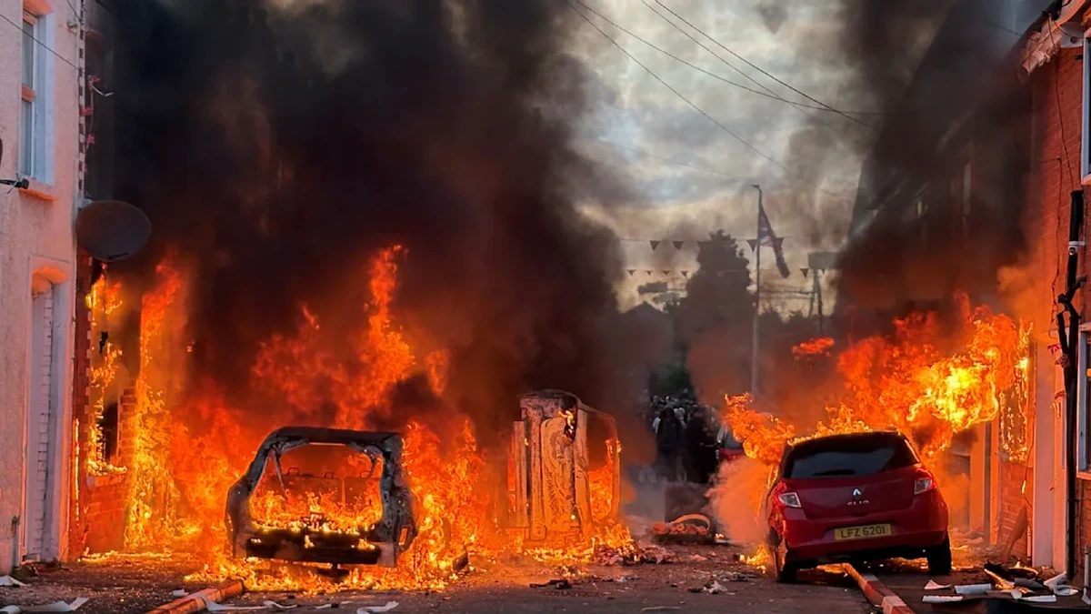 Krawalle, Chaos, Feuer! Randalierer jagen Ausländer aus ihren Häusern