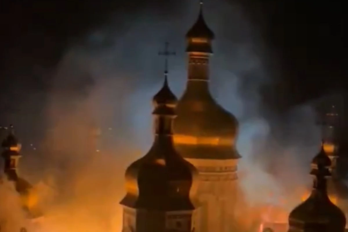 ВИДЕО | Российская атака вызвала пожар в Киево-Печерской лавре