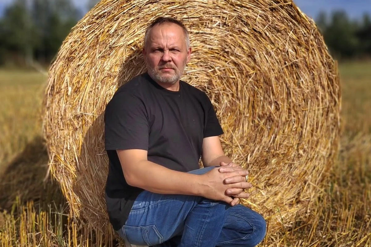 „Продукты дорожают, молодежь уезжает, но главная угроза — два мужика, которые вместе платят ипотеку“. Как нарвитяне реагируют на гомофобию местного политика