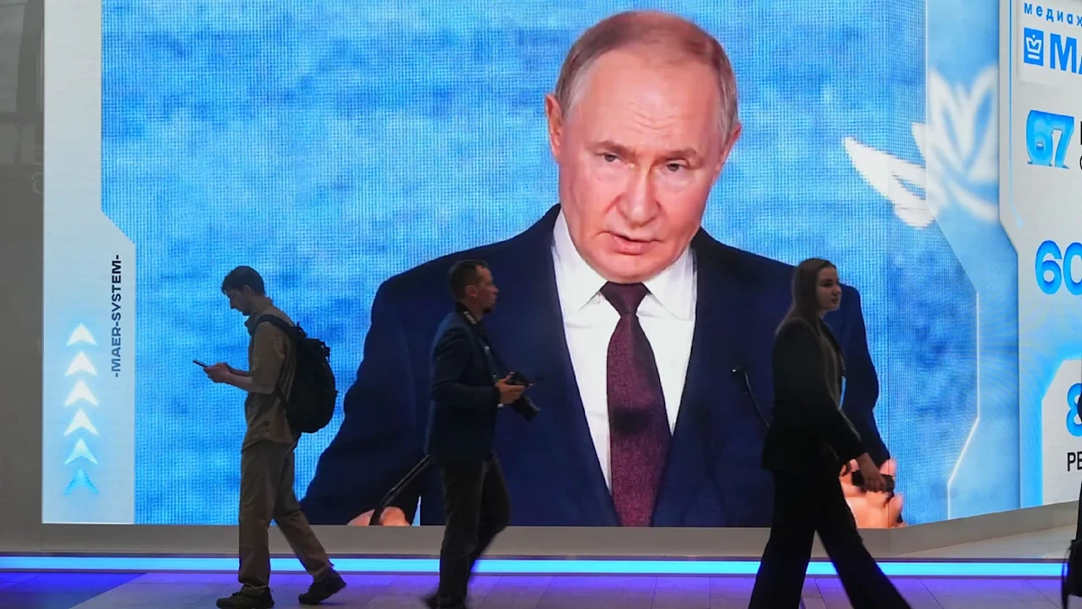 Schamlos in St. Petersburg: Diese deutschen Bosse treten bei Putins Gipfel-Show auf