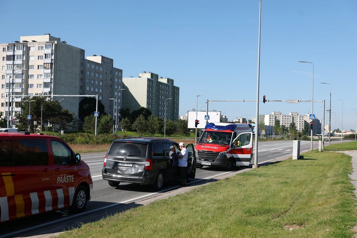 ФОТО | В Ласнамяэ из-за аварии на Лаагна въезд в город закрыт. В пробке — сотня машин