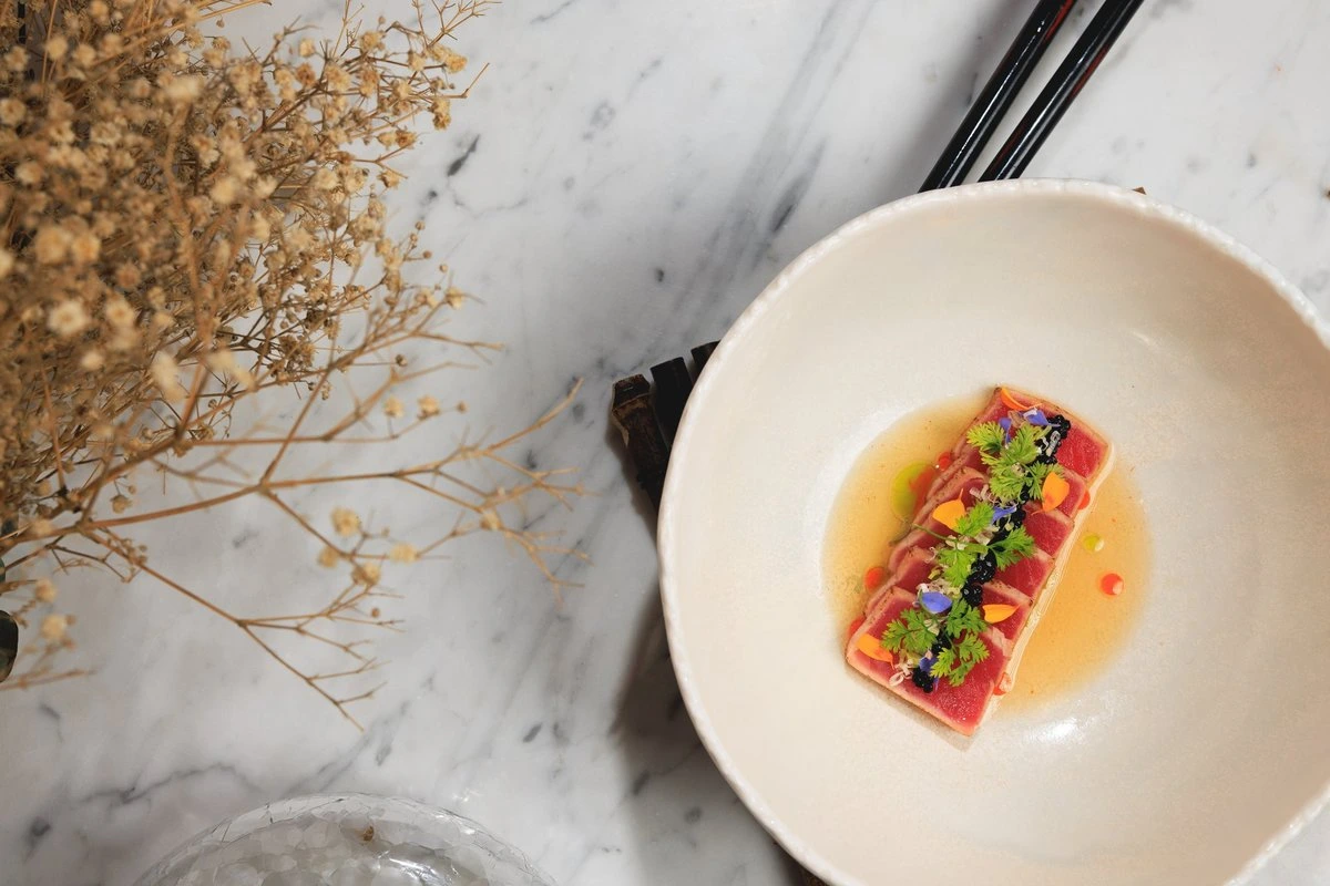 На замену недавно закрывшейся точке Sushi Plaza открыли новый ресторан в квартале Маакри. Чем он отличается?