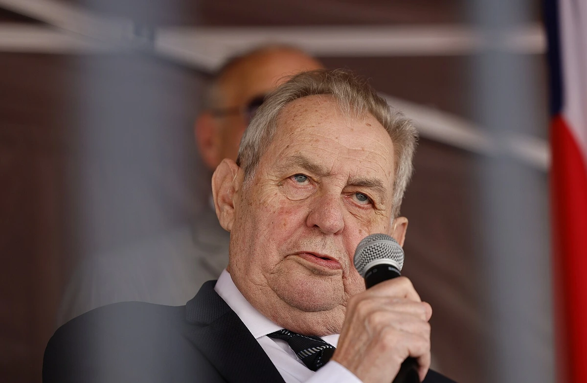 Poslanci navrhli Pavlovi, aby vyznamenal svého předchůdce Zemana i Kunderu