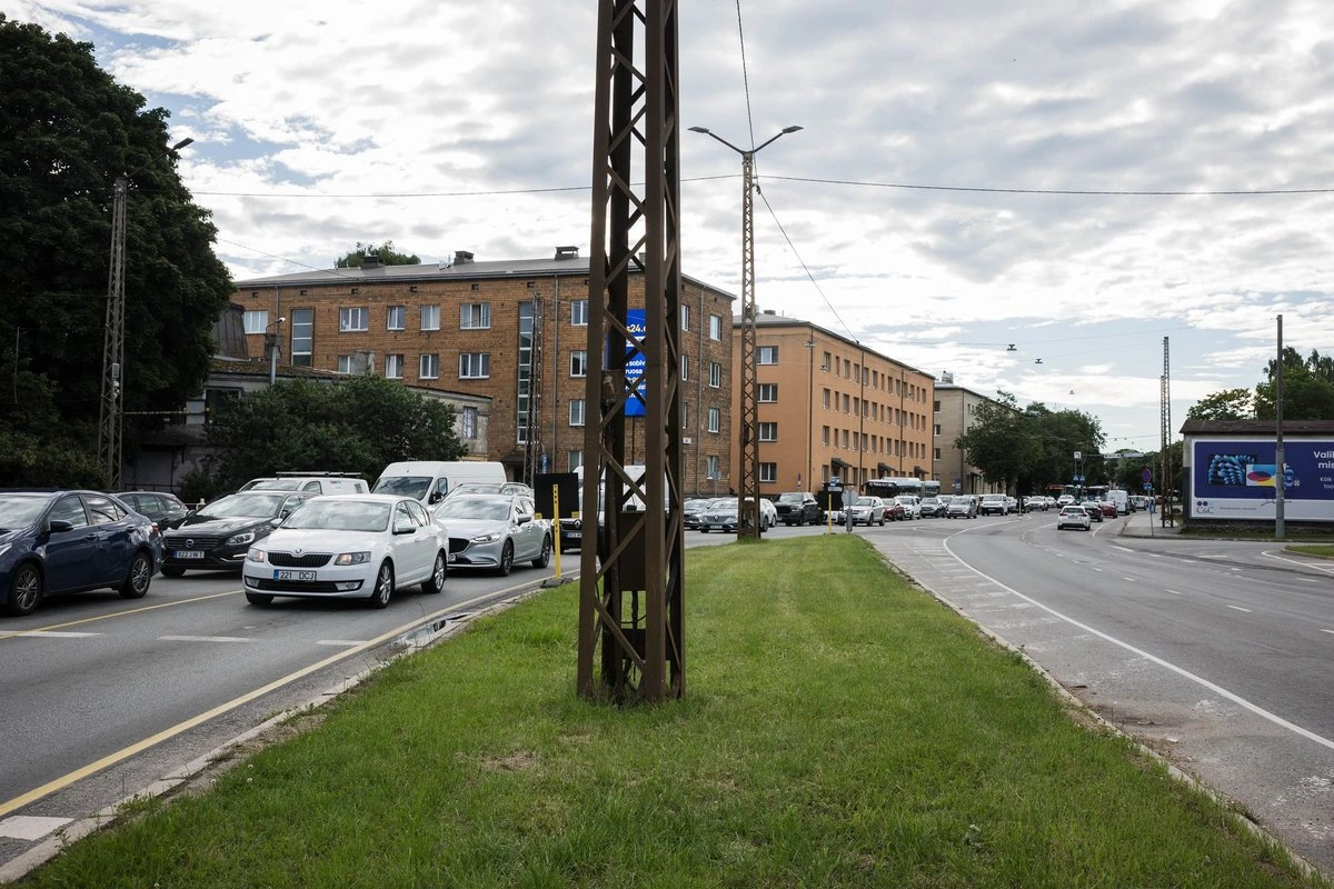 ФОТО | Новая организация движения на перекрестке у ипподрома вызвала заторы