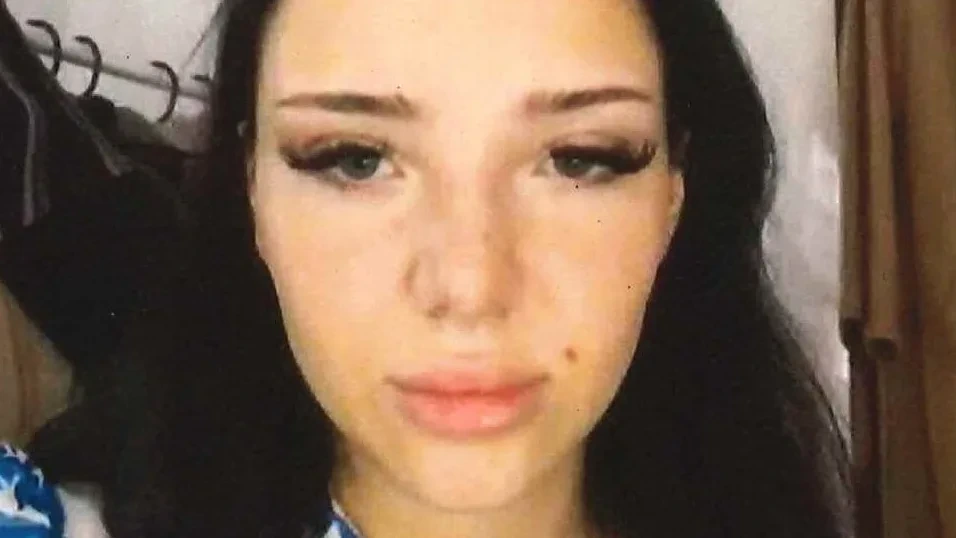 Junge Frau im Blumenkleid: Polizei sucht sie mit diesem Foto