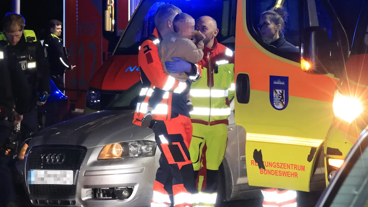 Unfall in Berlin: Autofahrer erfasst Frauen und Kind an Kreuzung