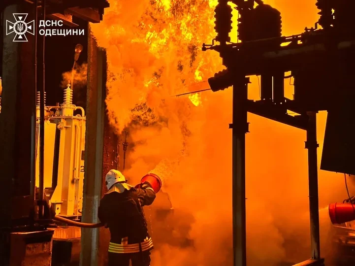 Дроны РФ атаковали жилые дома в Одессе: выгорела квартира, есть пострадавшие