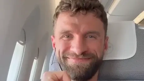 Thomas Müller auf dem Weg nach Mexiko: Kultige Grüße aus dem Flugzeug