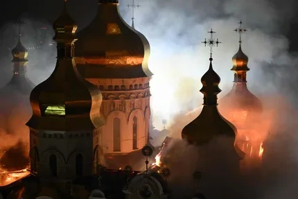 ФОТО И ВИДЕО⟩После ударов России горит святыня православного мира Киево-Печерская лавра