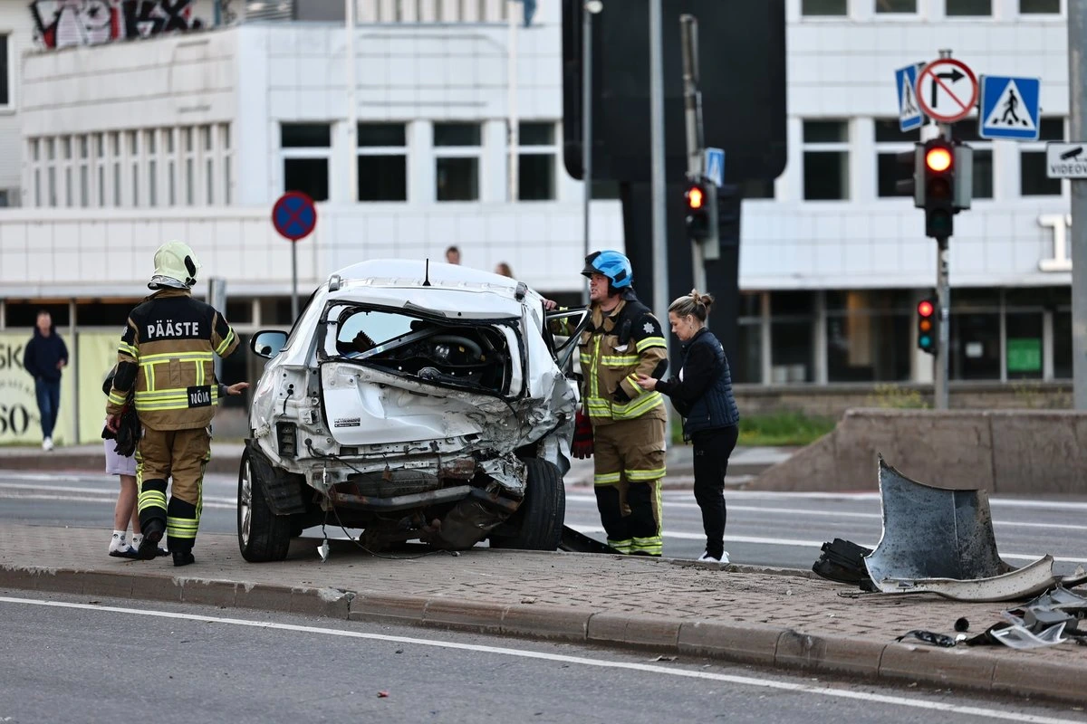 ФОТО | На Пярнуском шоссе в Таллинне столкнулись два легковых автомобиля
