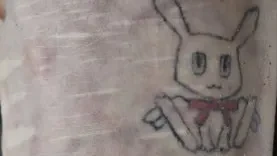 Wer kennt diese Tattoos? Sie gehören einem Toten aus dem Rhein