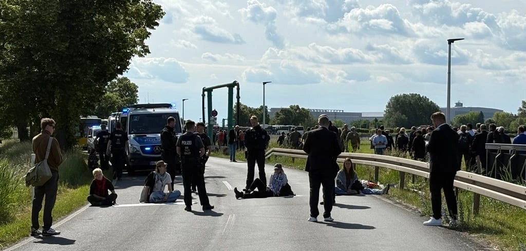 Kurz vor Merz-Besuch – Demonstranten kleben sich auf Zufahrt zur Luftfahrtmesse ILA fest