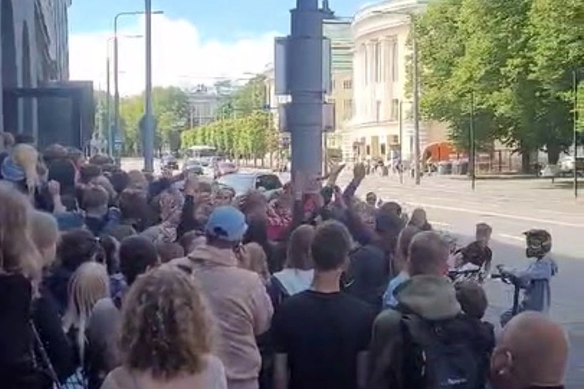 ВИДЕО | В центре Таллинна выстроилась огромная очередь. Все ради того, чтобы попытать свою удачу