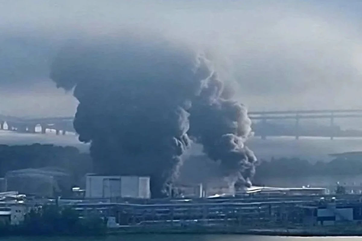 ФОТО и ВИДЕО | В результате масштабной украинской атаки в Петербурге горит нефтяной терминал, а Белгород почти полностью обесточен