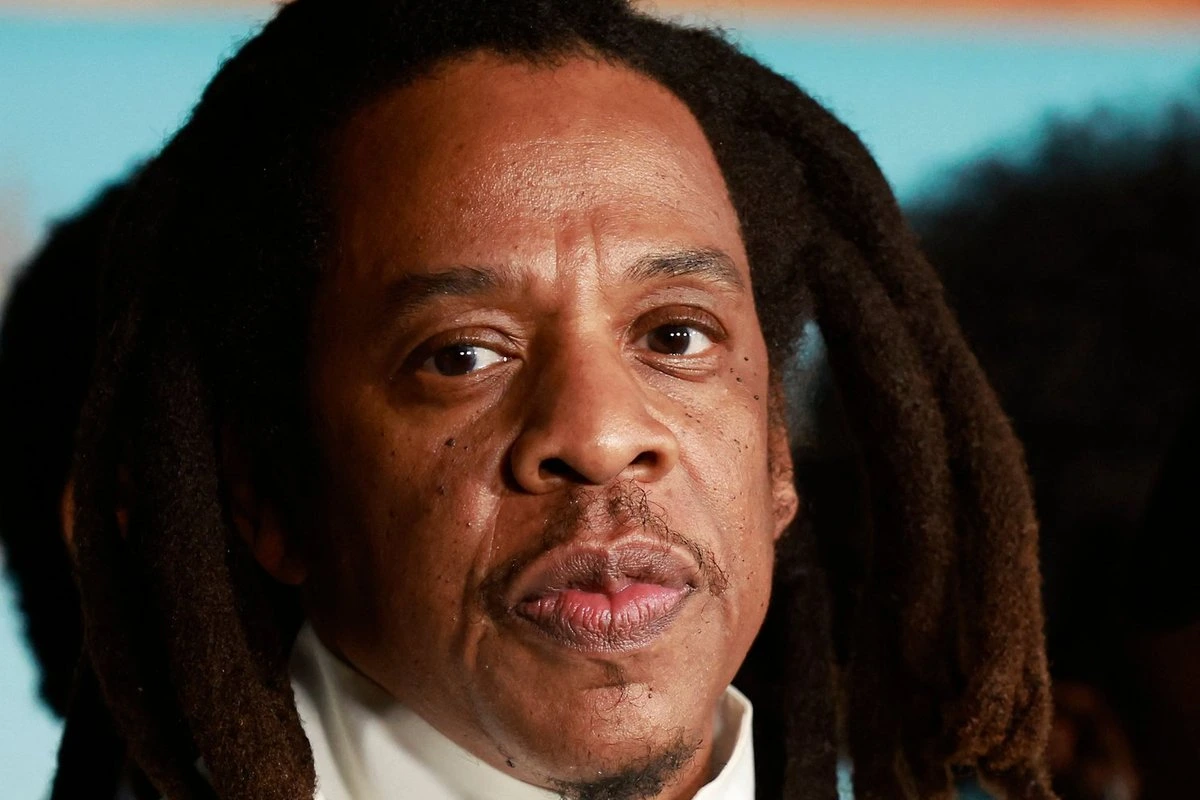 ВИДЕО | На концерте Jay-Z сотни фанатов пытались прорваться на стадион без билетов