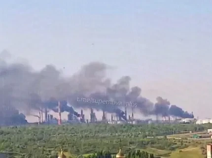 Россия вновь подверглась атаке дронов: в Сызрани пожар в районе НПЗ; поврежден нефтяной танкер