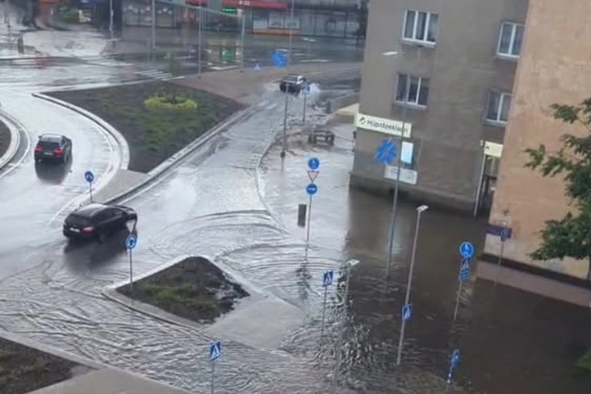 В центре Нарвы после ливня вновь затопило кольцевую развязку