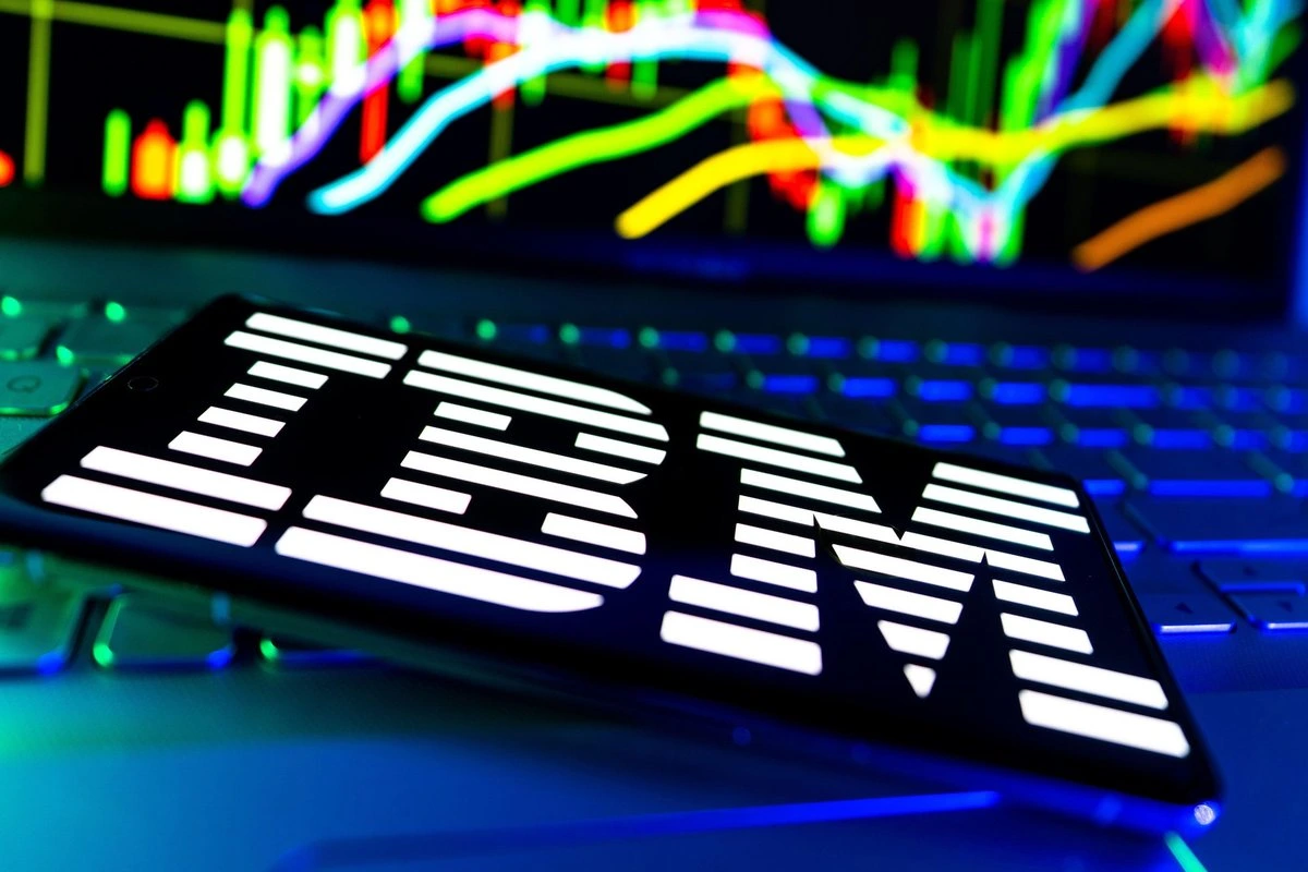Новый кризис стучится в двери? Акции IBM рухнули на 25%, рынки встревожены
