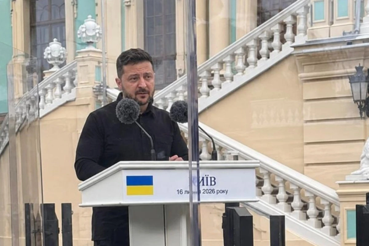 Правда ли, что на фоне протестов Зеленский начал выступать из-за пуленепробиваемого стекла?