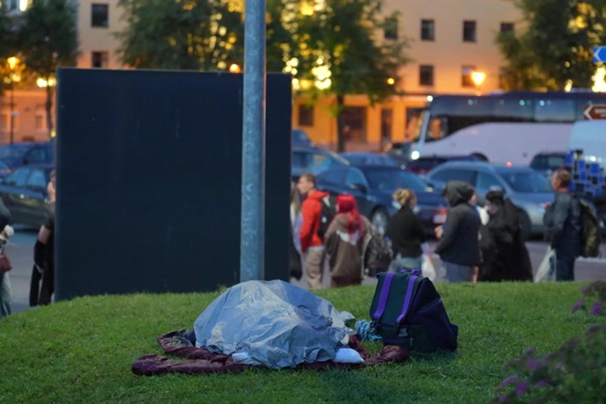 ФОТО И ВИДЕО | Город засыпает, а очередь нет. Ночной репортаж с Нарвской границы