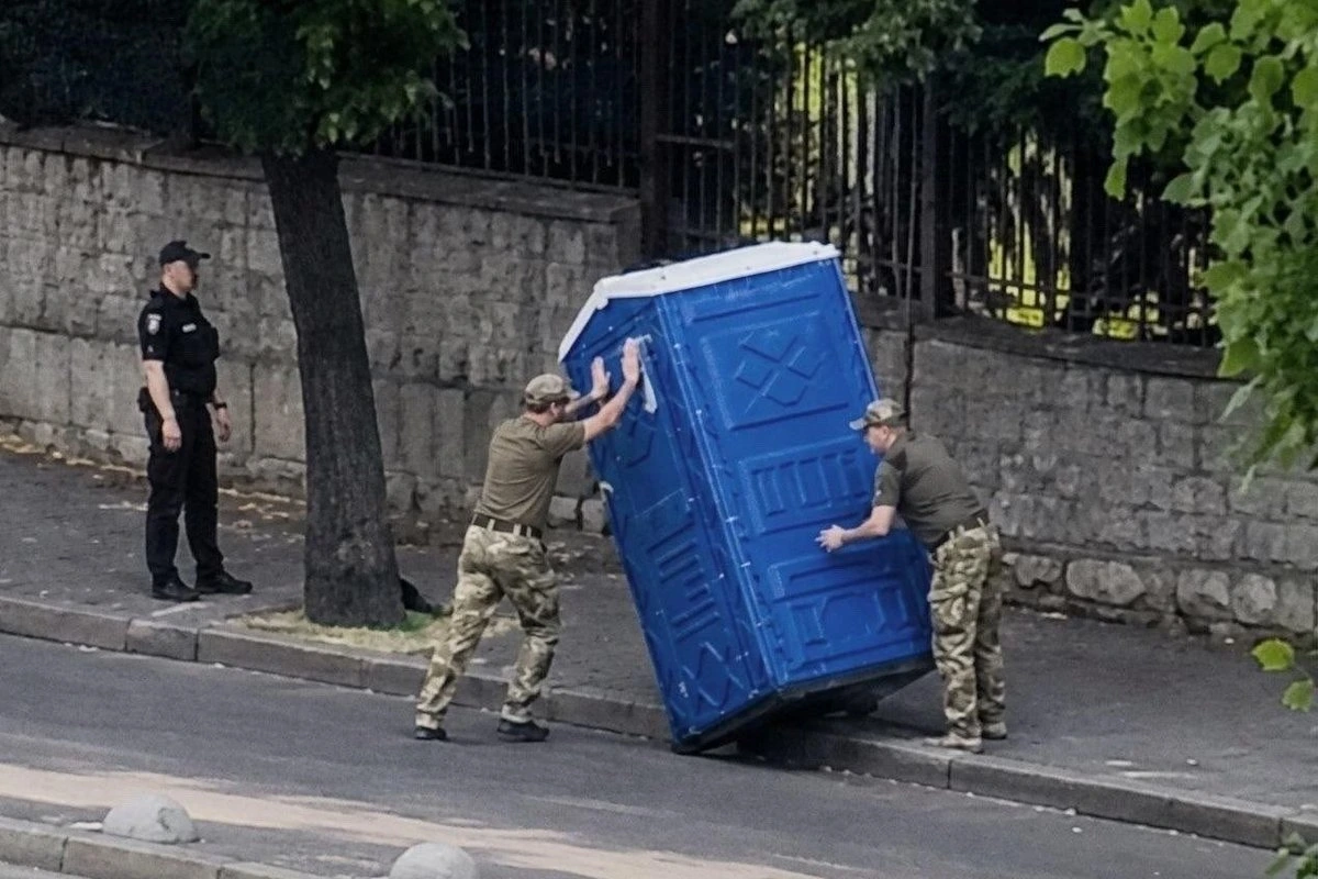 Правда ли, что в Кривом Роге сотрудники ТЦК перевернули биотуалет с военнобязанным?