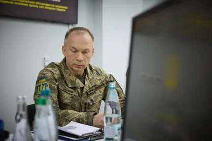 Bloomberg: Зеленский рассматривает возможность увольнения Сырского