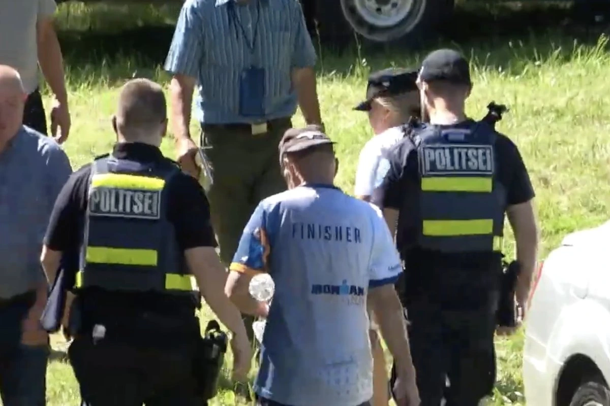На памятном мероприятии в Синимяэ задержали мужчину: „я хожу в этой кепке уже более десяти лет!“