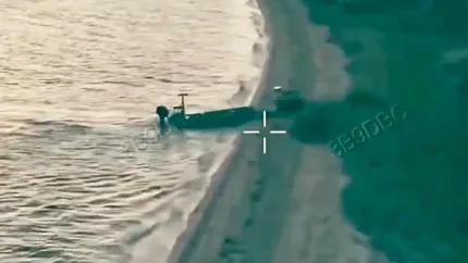 ВИДЕО⟩Впервые в истории? Украина отправила вооруженного робота в десантную атаку на борту морского дрона