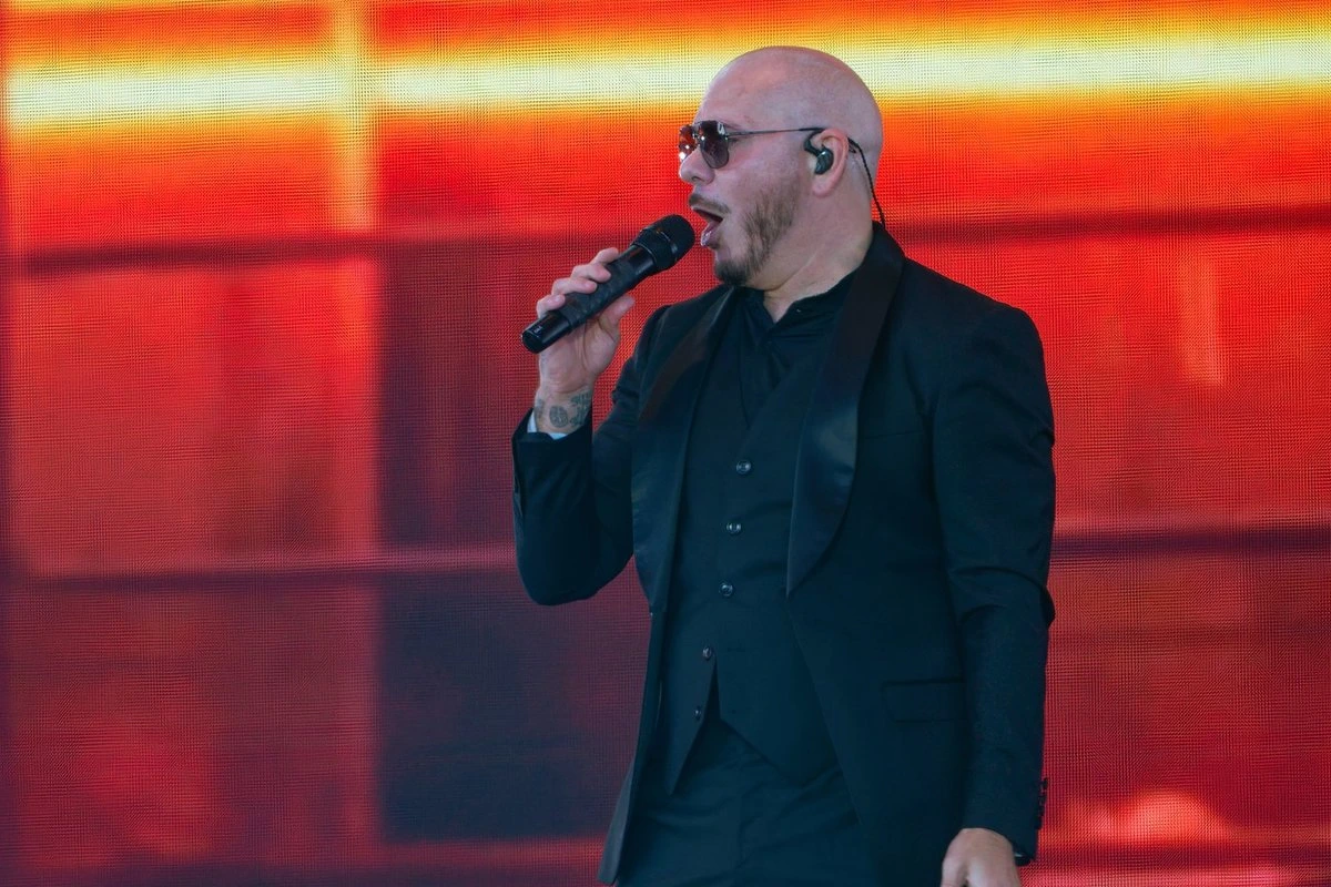 Концерт Pitbull в Риге отменили: когда страхование путешествий помогает покрыть расходы на отель и дорогу?