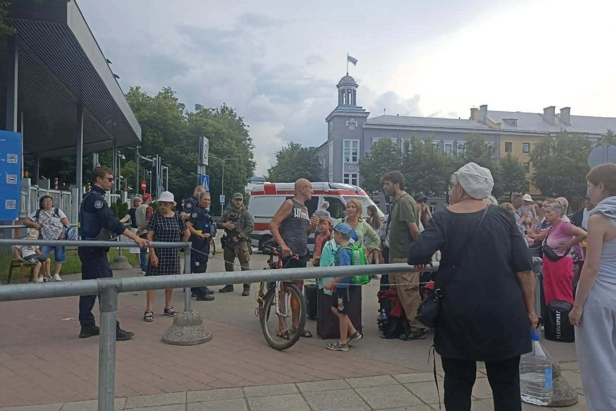 В Нарве женщине стало плохо в очереди на границе — на место приехала скорая помощь