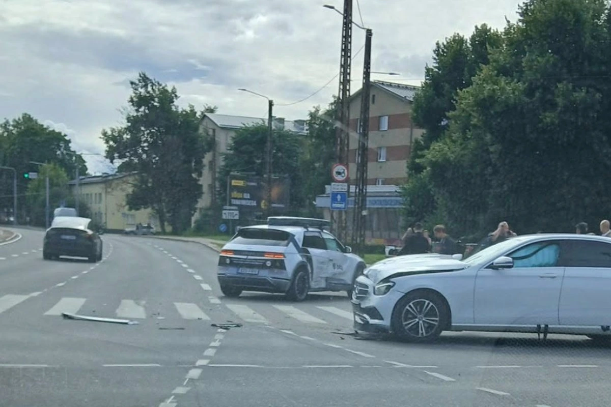 Виновник ДТП — беспилотный автомобиль? В Таллинне произошла необычная авария
