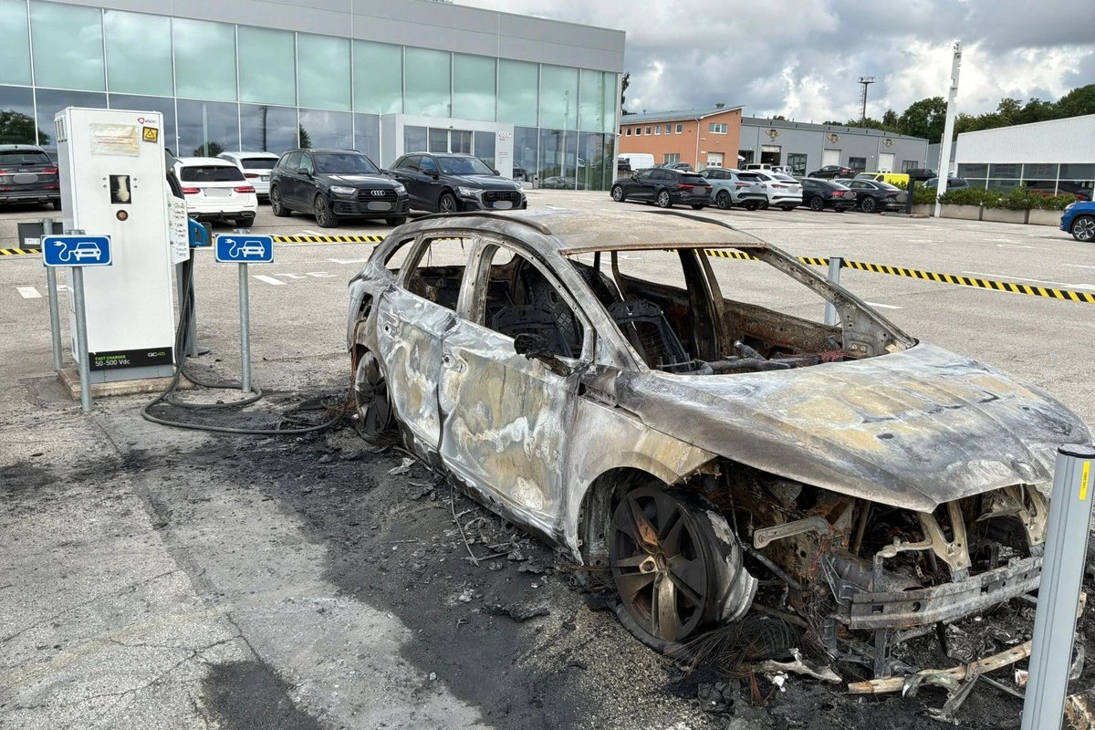 Электромобиль Škoda сгорел на парковке автосалона во время зарядки