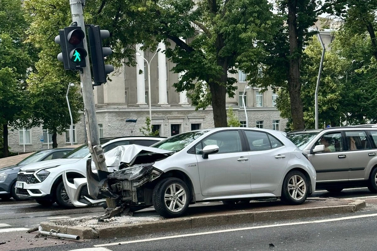 В центре Таллинна автомобиль врезался в столб: водитель, женщина и двое маленьких детей в больнице