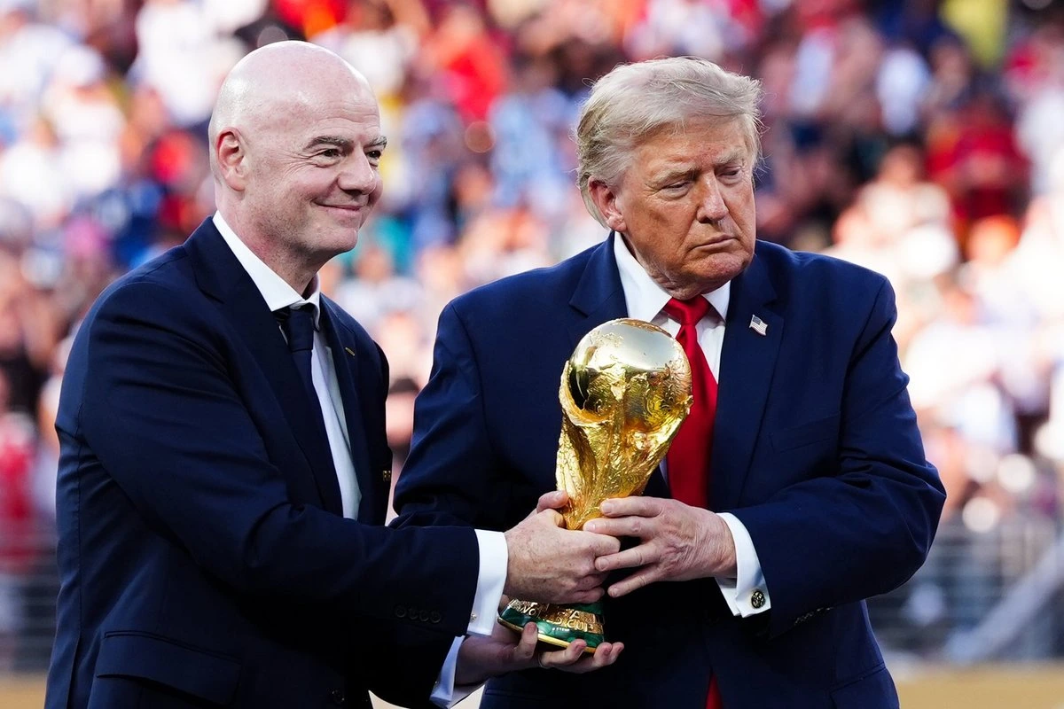 ВИДЕО | Трамп не захотел уходить с подиума: неловкий момент на награждении сборной Испании стал вирусным