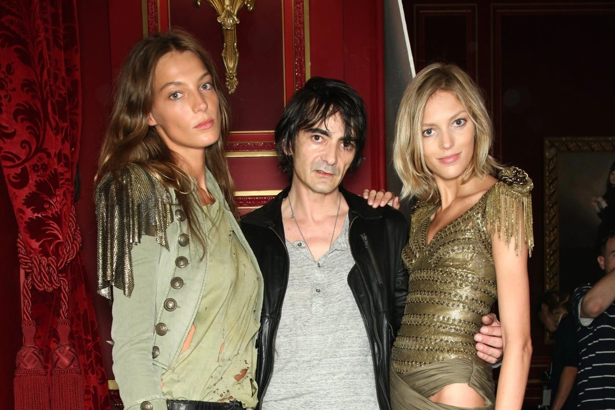Повлиял на целое десятилетие стиля! Легендарный дизайнер бренда Balmain возвращается в мир моды
