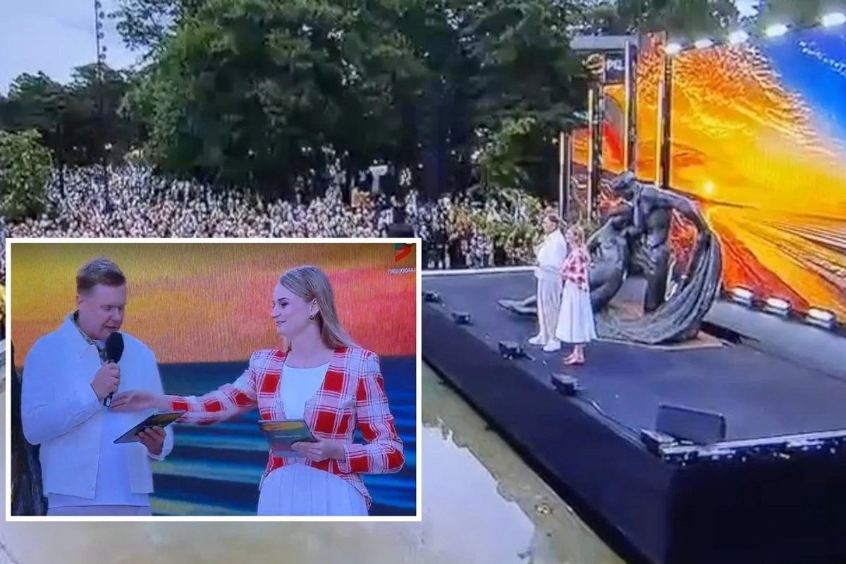 Неловкий конфуз! Во время прямого эфира ведущий вышел на сцену в Палангe без микрофона