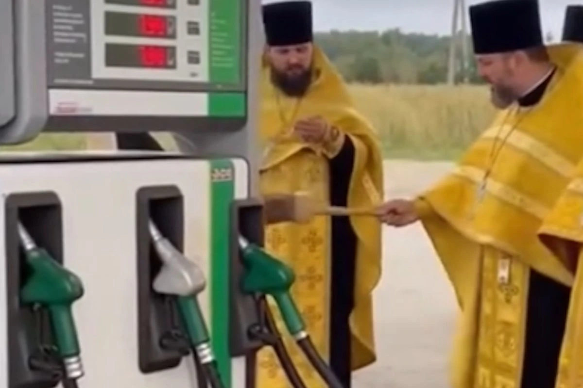 Правдиво ли это видео с православными священниками на автозаправке?