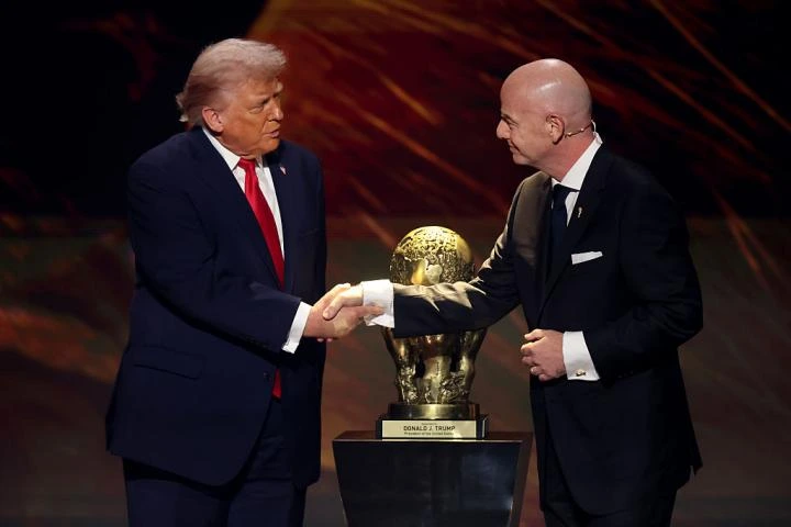 Trump confirma que 'medió' con Infantino para que le quitaran la tarjeta roja a la estrella de EEUU pero no le dijo "qué decisión tomar"