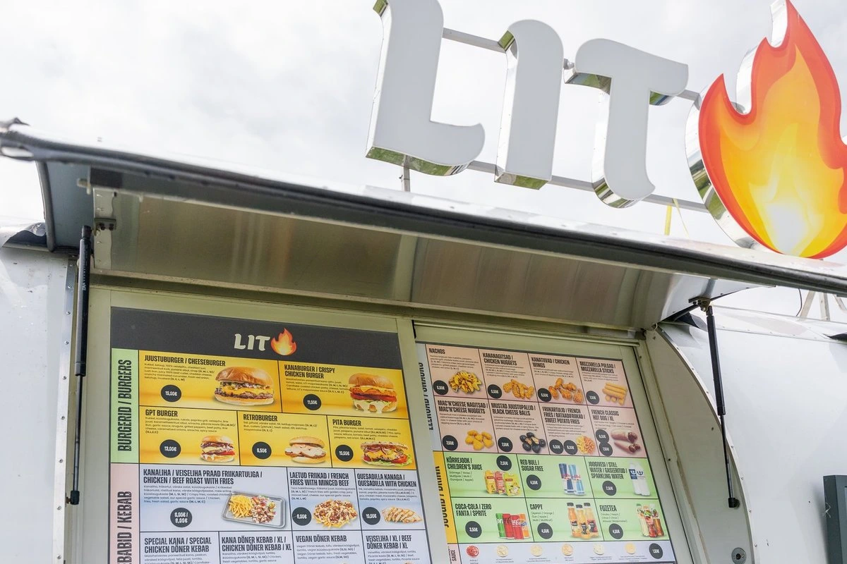 Продавцу фастфуда LIT пришлось закрыться на Штромке: спор вокруг фургона с едой перерос в политический