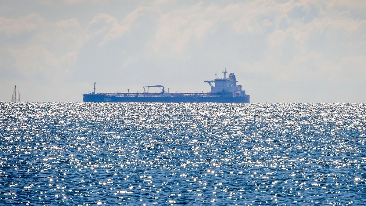Schrott-Tanker von Wladimir Putin kreuzen vor deutscher Insel Rügen