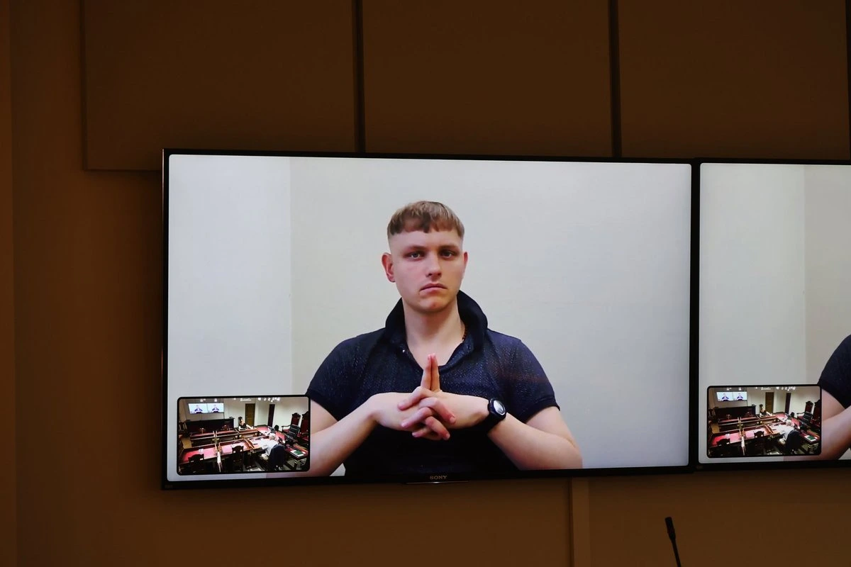 Обвиняемый в убийстве дяди экс-политик утверждает, что в тюрьме на него совершили жестокое нападение