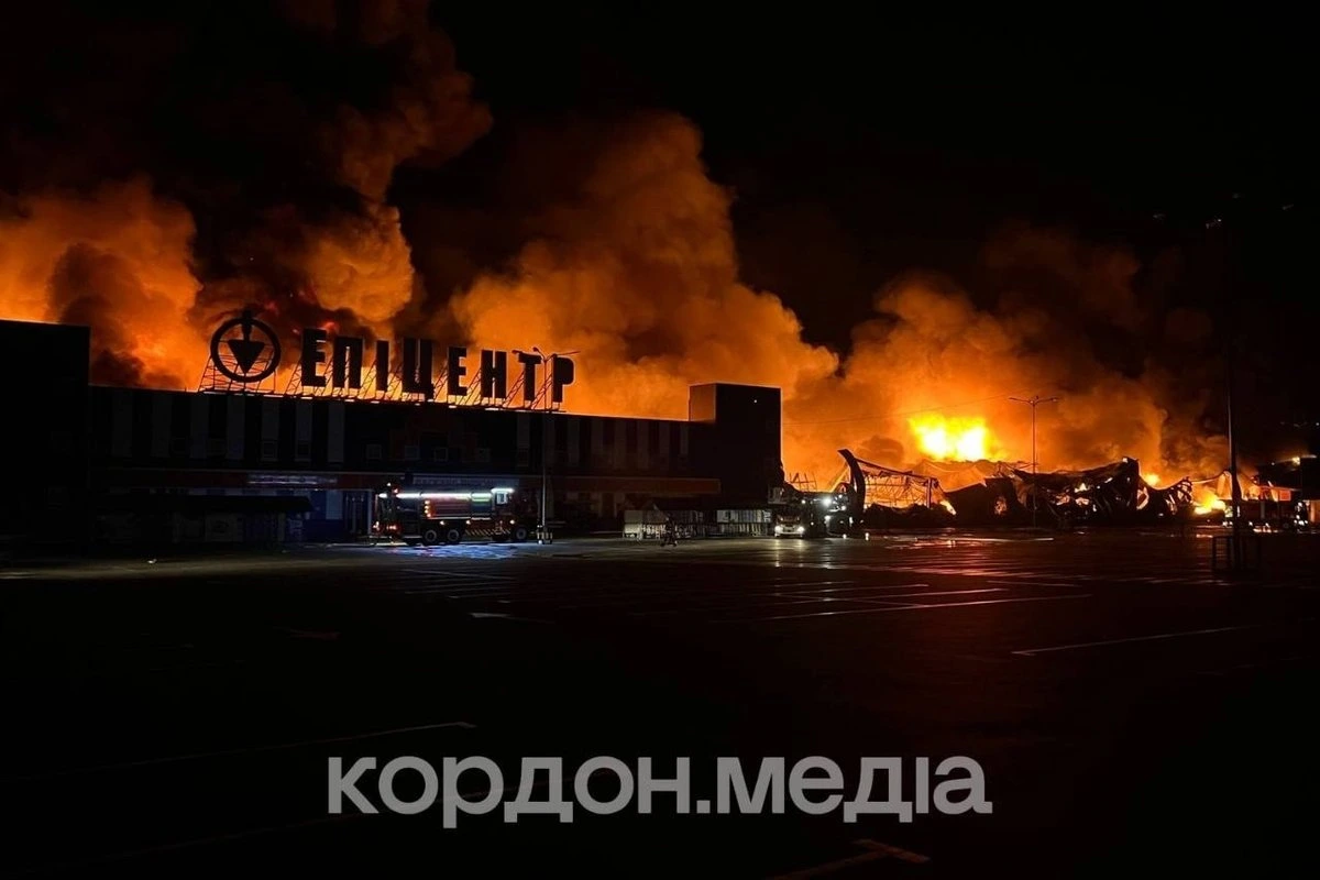 Торговый центр в Сумах атаковал FPV-дрон. В здании вспыхнул пожар