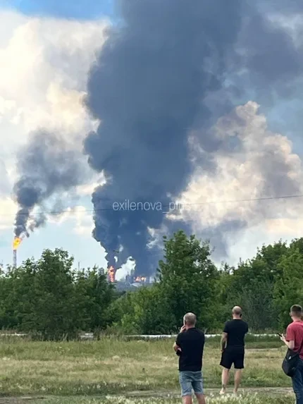 СМИ: Украина ударила по одному из крупнейших НПЗ в России