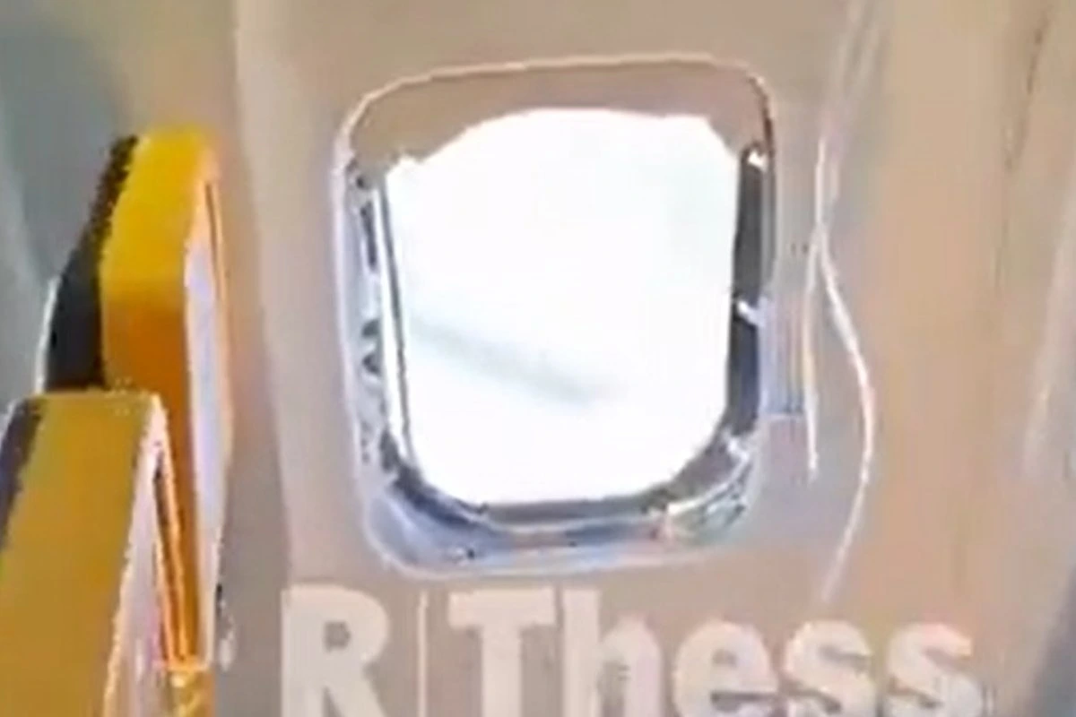 ВИДЕО | ЧП в воздухе: пассажиры Ryanair спасли мужчину, которого затянуло в разбитое окно самолета