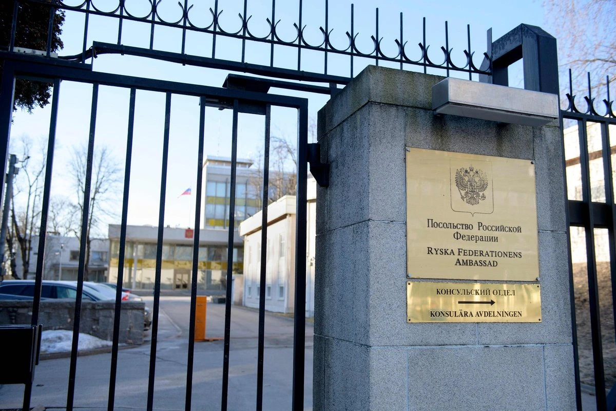 Посольство РФ в Стокгольме: дроны сбросили на территорию краску и похожий на бомбу предмет